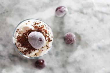 Güzel mermer tezgah arka plan üzerinde kiraz çilek dondurma. Üstten görünüm düz yatıyordu