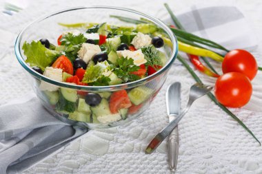 Taze sebze ve biber, yeşil soğan ve domates ile servis edilir tabloda peynir salatası