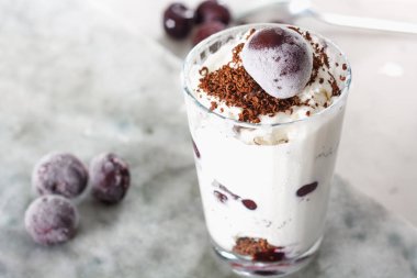 Dondurma güzel mermer tezgah arka plan üzerinde kiraz çilek ile