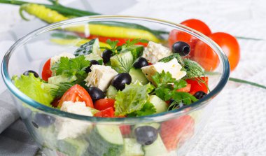 Taze sebze ve biber, yeşil soğan ve domates ile servis edilir tabloda peynir salatası