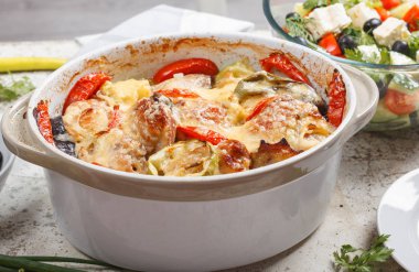 Geleneksel lezzetli rustik stew tavuk ve sebze, domates, biber ve peynir ile dekore edilmiştir. Yunan salatası ve siyah zeytin ile