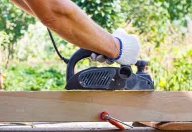 Açık ahşap tahta ile Elektrikli Planya üzerinde marangoz.