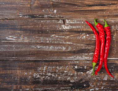 Ahşap zemin üzerine kırmızı biberli baharatlı acı biber. Top düz yatıyordu Grup nesneleri görüntüleme