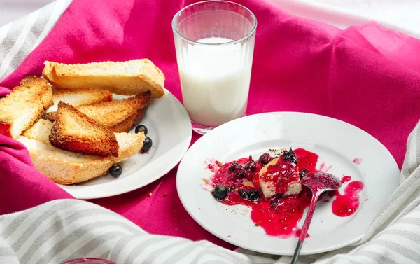 Délicieux Pain Grillé Avec Confiture Groseilles Maison Sur Nappe Cramoisie — Photo