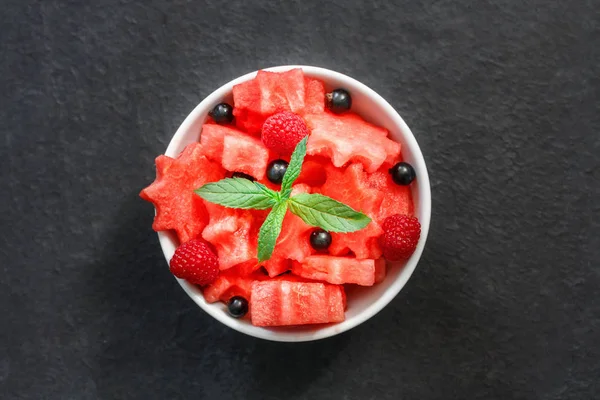 Salade Morceaux Juteux Frais Pastèque Framboise Groseille Avec Feuilles Menthe — Photo