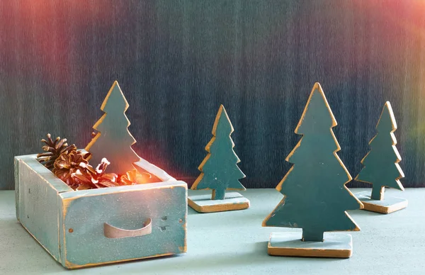 Alte Schachtel Mit Vintage Weihnachtsspielzeug Auf Welkem Holzhintergrund — Stockfoto