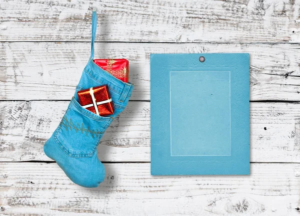 Blue Denim Weihnachtsstiefel Mit Geschenken Auf Hintergrund Holzwand — Stockfoto