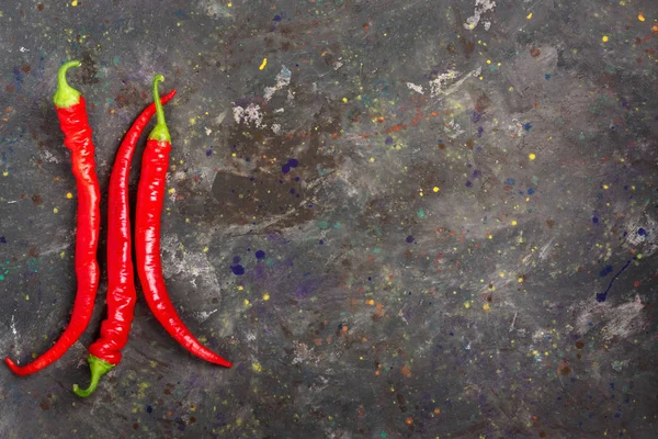 Σύνθεση Του Καυτά Πιπέρια Τσίλι Κόκκινο Στην Κορυφή Πέτρινο Τραπέζι — Φωτογραφία Αρχείου