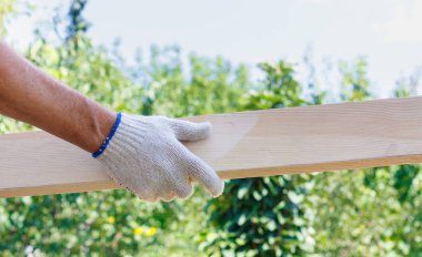 Beyaz adam plakalar güneşli günde parlak gökyüzü elinde tutan
