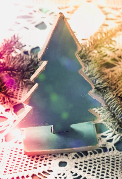 Alter Hölzerner Weihnachtsbaum Mit Fichtenzweigen — Stockfoto