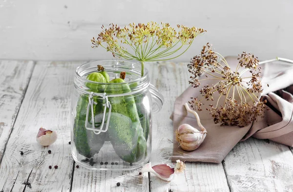Eingelegter Gurken Glas Mit Dill Und Knoblauch Auf Holztisch — Stockfoto