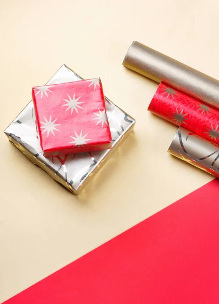 Goldene Geschenkboxen Und Rotes Geschenkpapier Auf Hellem Hintergrund — Stockfoto