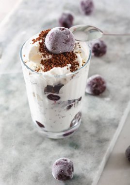 Dondurma güzel mermer tezgah arka plan üzerinde kiraz çilek ile