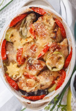 Geleneksel lezzetli rustik stew tavuk ve sebze, domates, biber ve peynir ile dekore edilmiş