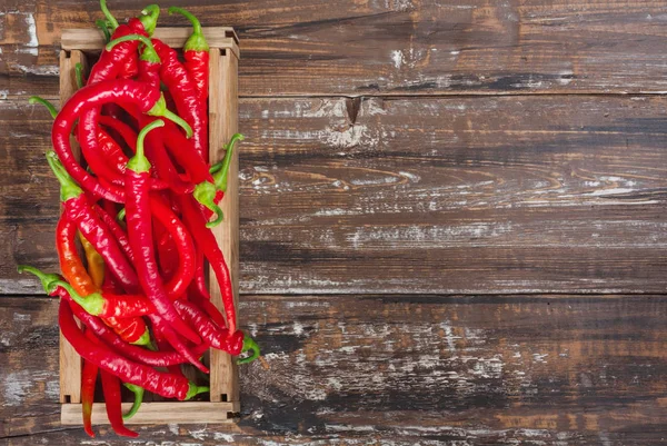 Chili Piros Csípős Paprika Fából Készült Asztal Összetétele Felülnézeti Lapos — Stock Fotó