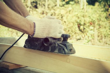 Açık ahşap tahta ile Elektrikli Planya üzerinde marangoz.