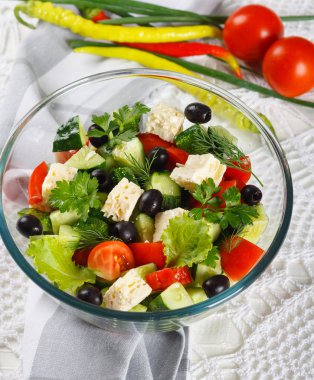 Taze sebze ve biber, yeşil soğan ve domates ile servis edilir tabloda peynir salatası