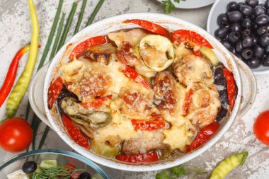 Geleneksel lezzetli rustik stew tavuk ve sebze, domates, biber ve peynir ile dekore edilmiştir. Yunan salatası ve siyah zeytin ile