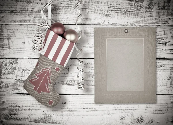 Rote Weihnachtsstiefel Mit Geschenken Auf Hintergrund Holzwand — Stockfoto