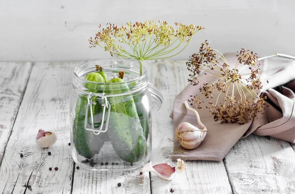 Eingelegter Gurken Glas Mit Dill Und Knoblauch Auf Holztisch — Stockfoto