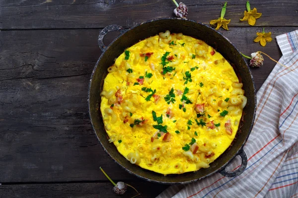 Традиційний Сільський Омлет Беконом Макаронами Зеленню Старій Чорній Сковороді Тлі — стокове фото