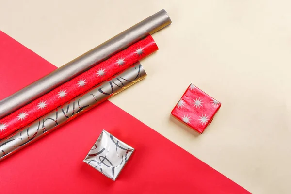 Boîtes Cadeaux Dorées Papier Emballage Rouge Sur Fond Lumineux — Photo