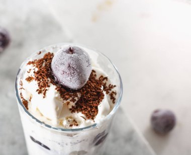 Dondurma güzel mermer tezgah arka plan üzerinde kiraz çilek ile