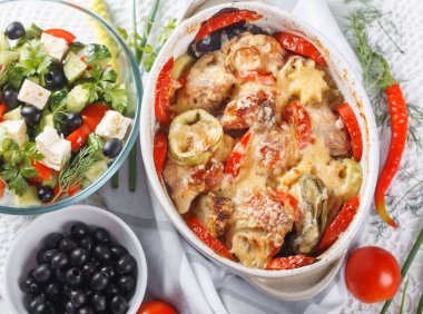 Geleneksel lezzetli rustik stew tavuk ve sebze, domates, biber ve peynir ile dekore edilmiştir. Yunan salatası ve siyah zeytin ile