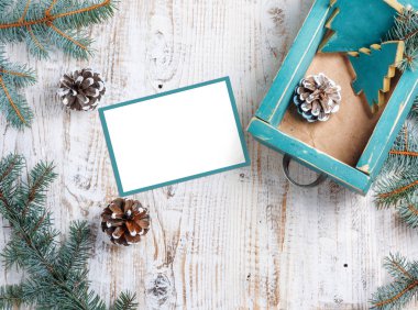 Kurumuş ahşap arka planda el yapımı Noel oyuncakları olan eski bir kutu. Üst görünüm düz grup nesneleri