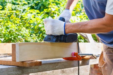 Açık ahşap tahta ile Elektrikli Planya üzerinde marangoz.