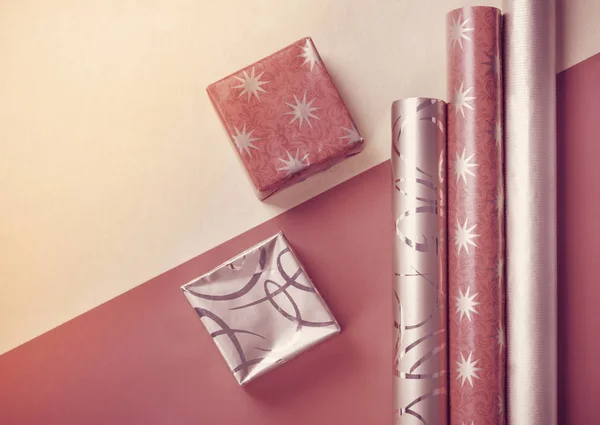 Goldene Geschenkboxen Und Rotes Geschenkpapier Auf Hellem Hintergrund — Stockfoto