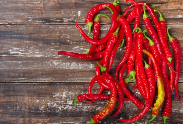 Chili Piros Csípős Paprika Fából Készült Asztal Összetétele Felülnézeti Lapos — Stock Fotó