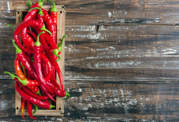 Chili Piros Csípős Paprika Fából Készült Háttér Felülnézeti Lapos Feküdt — Stock Fotó