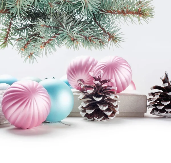 Roze Blauwe Kerstballen Geschenkdoos Met Vuren Branch Witte Geïsoleerde Achtergrond — Stockfoto