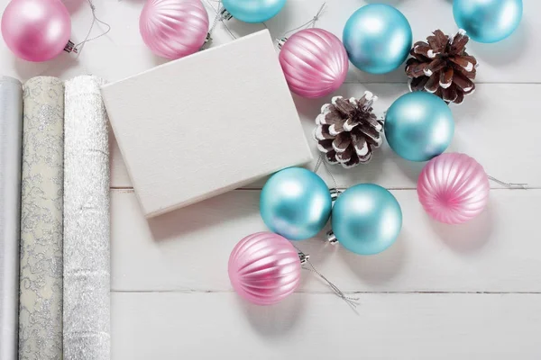 ピンクし 青のクリスマスのギフト用の箱と包装紙古い木製のテーブルの上 — ストック写真