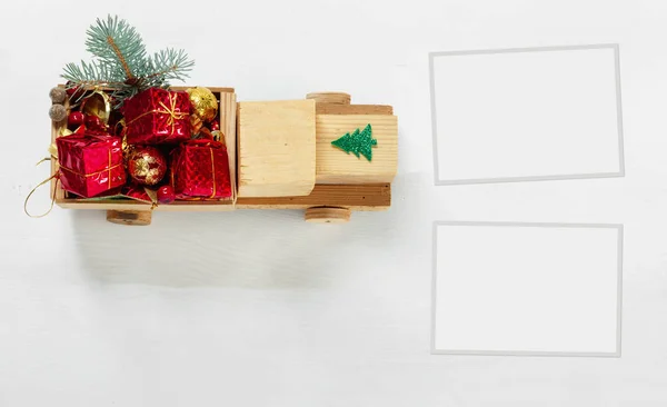 老老式玩具木车与礼物和圣诞节球 纸框架在白色背景 顶部看法平的放置小组对象 — 图库照片