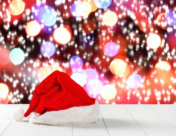 Heldere Rode Kerstman Hoed Abstracte Achtergrond Met Bokeh — Stockfoto