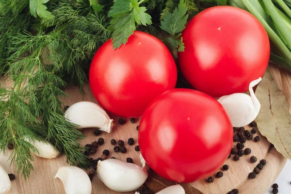 Frische Rohe Tomaten Grüne Zwiebeln Petersilie Und Dill Auf Einem — Stockfoto