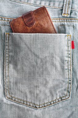 Denim kot arka cebinde yapışmasını kahverengi deri cüzdan