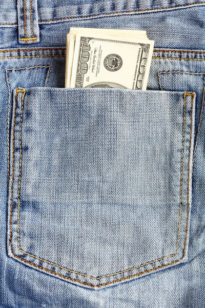 百美元钞票粘在后袋牛仔牛仔裤 — 图库照片