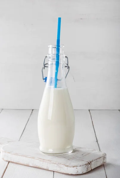Alte Flaschen Vintage Stil Mit Frischer Milch Auf Weißem Holztisch — Stockfoto