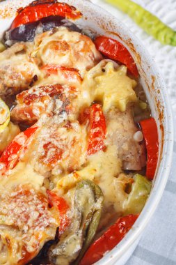 Geleneksel lezzetli rustik stew tavuk ve sebze, domates, biber ve peynir ile dekore edilmiş