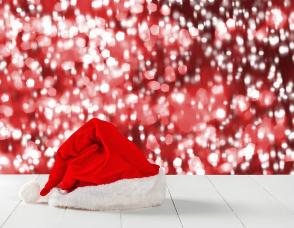 Chapéu Papai Noel Vermelho Brilhante Fundo Abstrato Com Bokeh — Fotografia de Stock