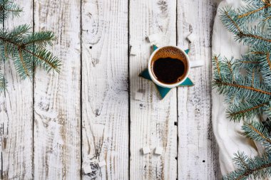 Bir fincan sıcak kahve şeker ve tarçın çam dalları ile eski ahşap masa üzerinde. Top düz yatıyordu Grup nesneleri görüntüleme