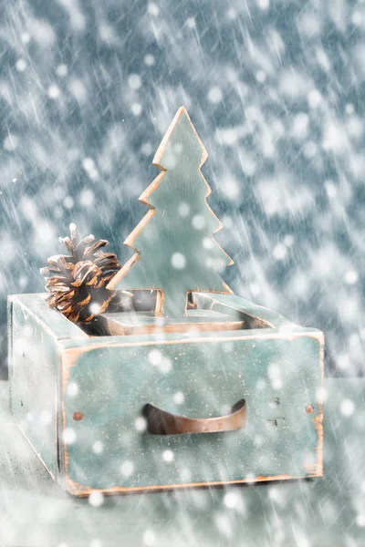 Oude Doos Met Vintage Christmas Handgemaakt Speelgoed Verdorde Houten Achtergrond — Stockfoto