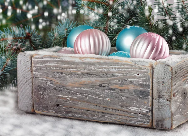 Alte Hölzerne Vintage Box Mit Schönen Rosa Und Blauen Weihnachtskugeln — Stockfoto