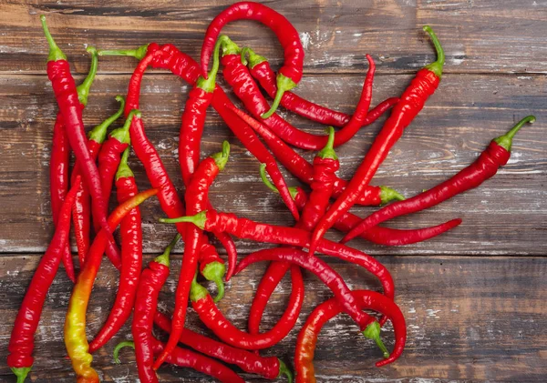 Chili Piros Csípős Paprika Fából Készült Háttér Felülnézeti Lapos Feküdt — Stock Fotó