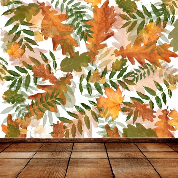 Интерьер Старого Деревянного Дома Стенами Осенних Листьев — стоковое фото