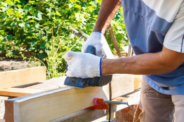 Açık ahşap tahta ile Elektrikli Planya üzerinde marangoz.