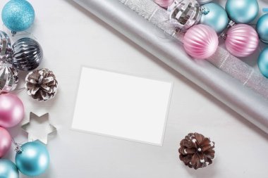 Pembe ve mavi Noel topları ve hediyeler ile eski fotoğraf çerçevelemek için ambalaj kağıdı